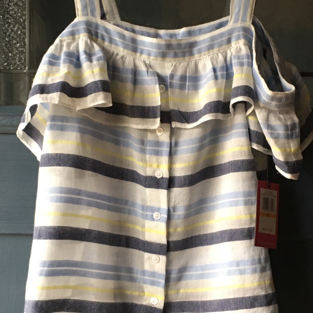 Vince Camuto NWT cold shoulder shirt